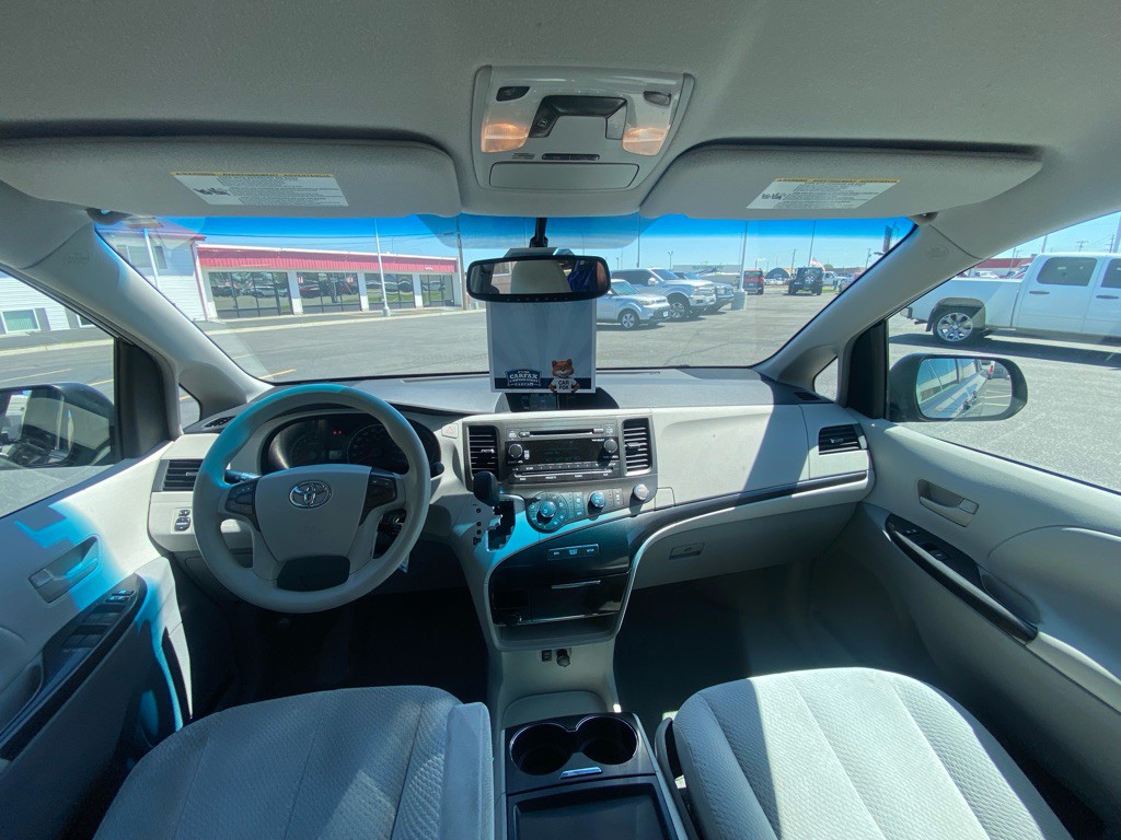 2011 Toyota Sienna Image 14