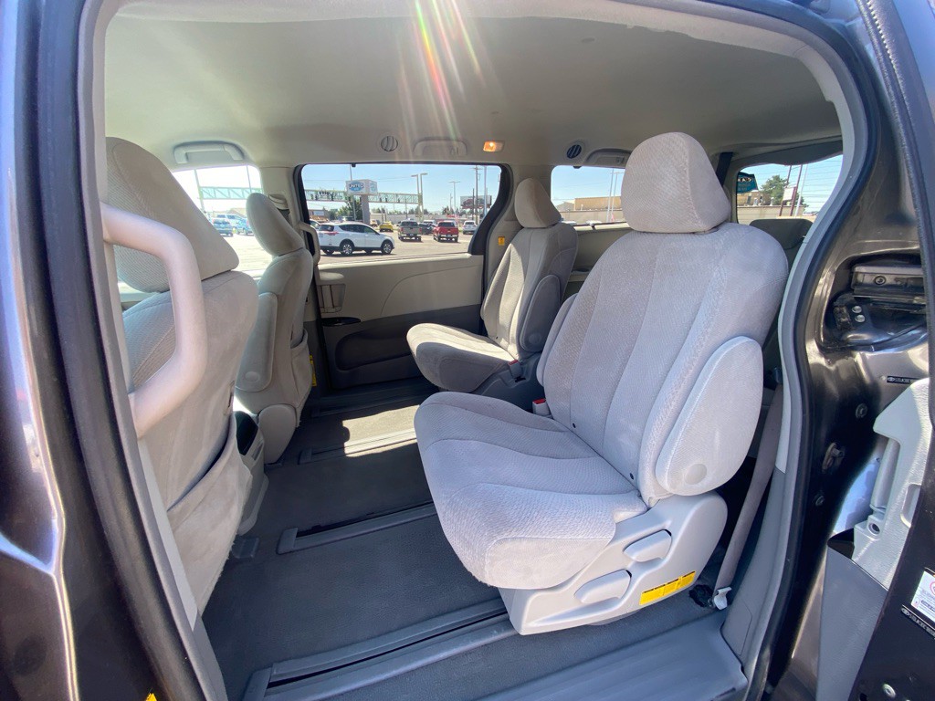 2011 Toyota Sienna Image 15