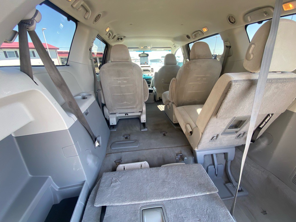 2011 Toyota Sienna Image 20