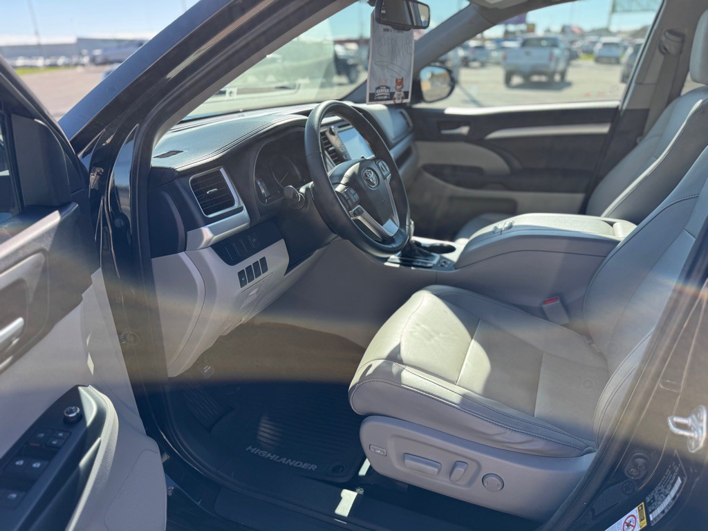 2016 Toyota Highlander Image 22