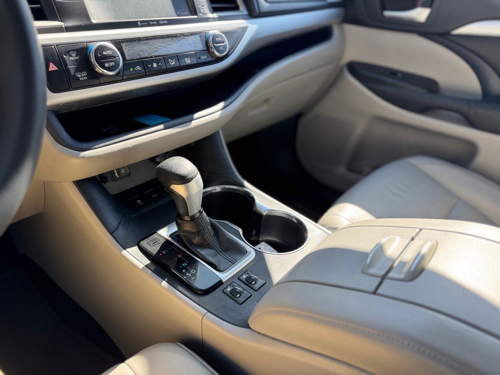 2016 Toyota Highlander Image 25