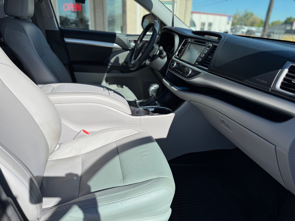 2016 Toyota Highlander Image 29