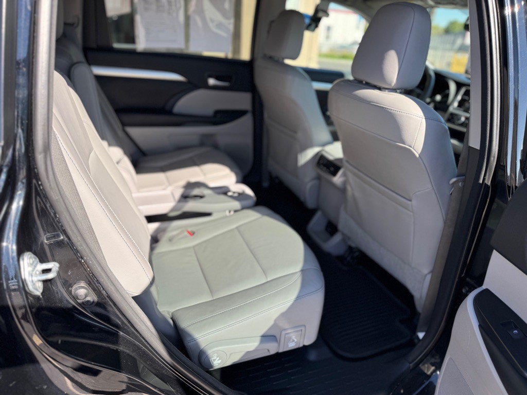 2016 Toyota Highlander Image 30