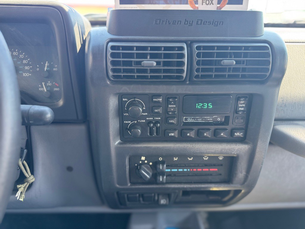 1998 Jeep Wrangler Image 9