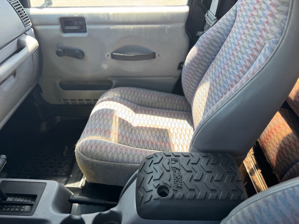 1998 Jeep Wrangler Image 12