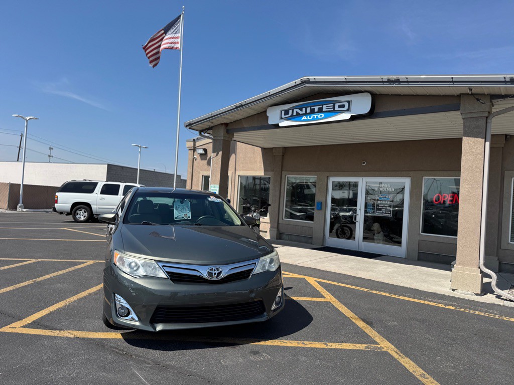 2014 Toyota Camry Image 2
