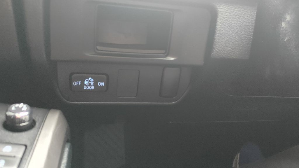 2017 Toyota Tacoma Image 14