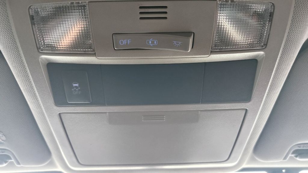 2017 Toyota Tacoma Image 16