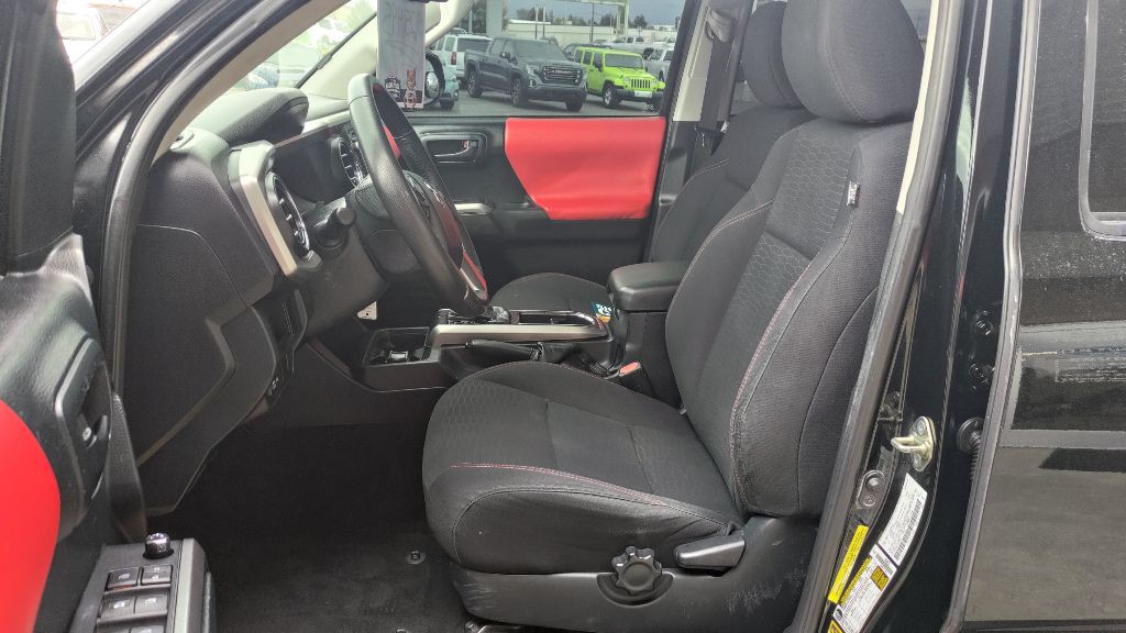 2017 Toyota Tacoma Image 8