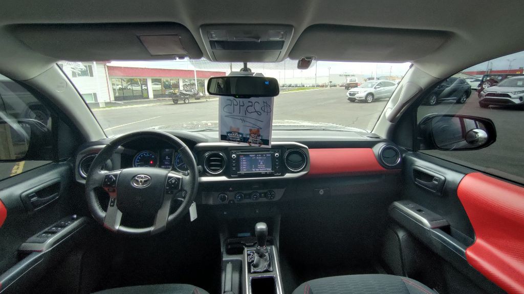 2017 Toyota Tacoma Image 11