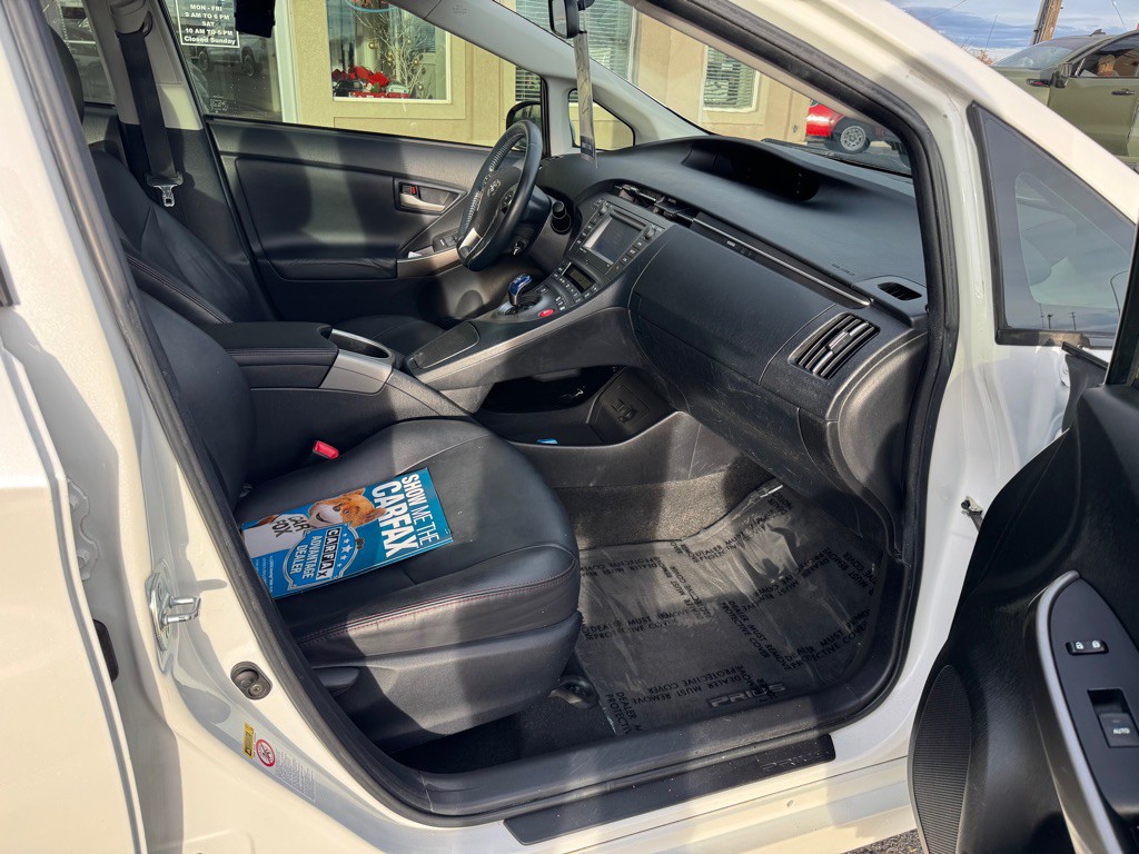 2013 Toyota Prius Image 12