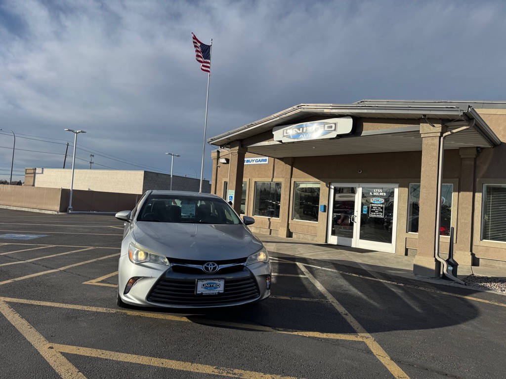 2017 Toyota Camry Image 2