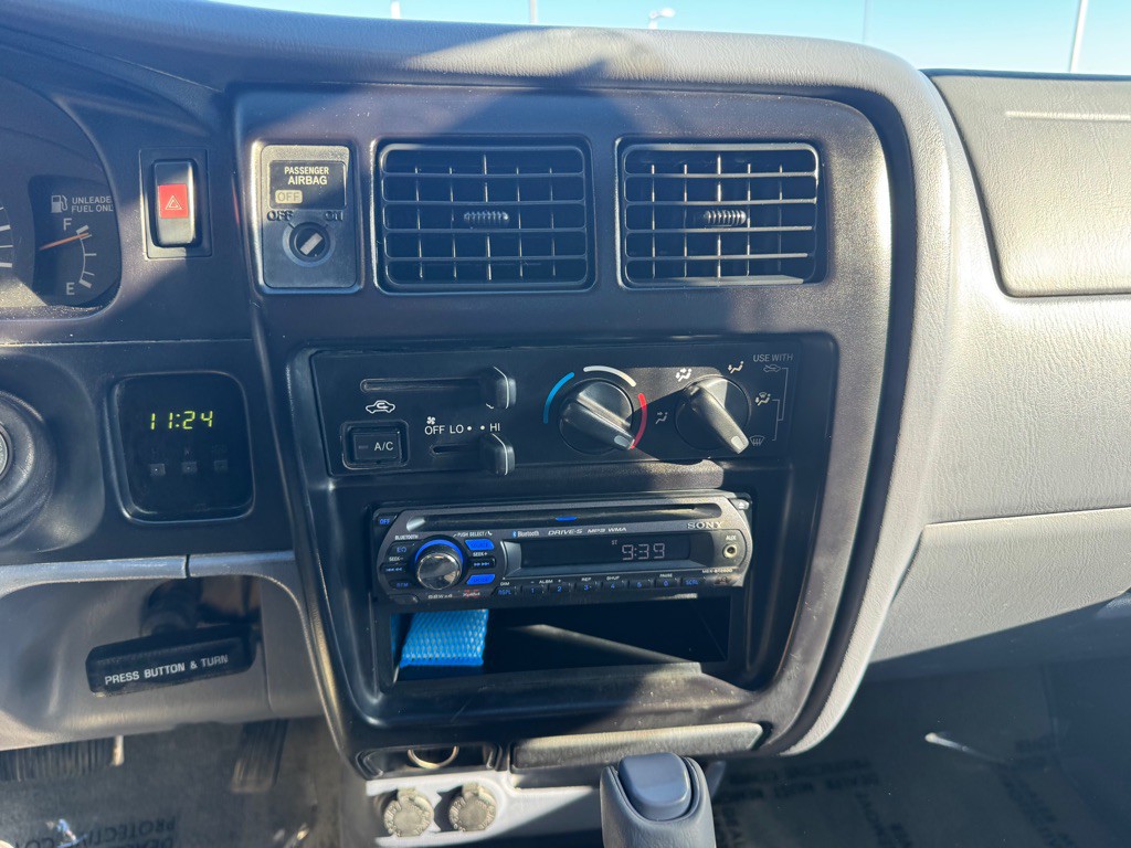 2000 Toyota Tacoma Image 8