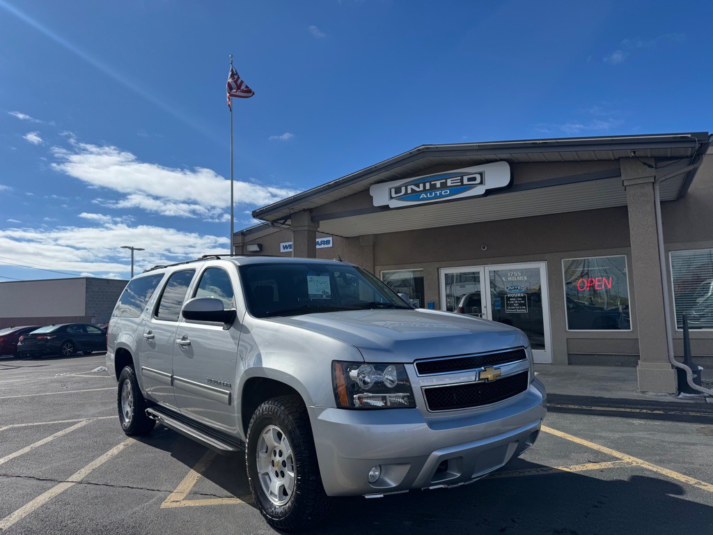 2012 Chevrolet Suburban Image 2