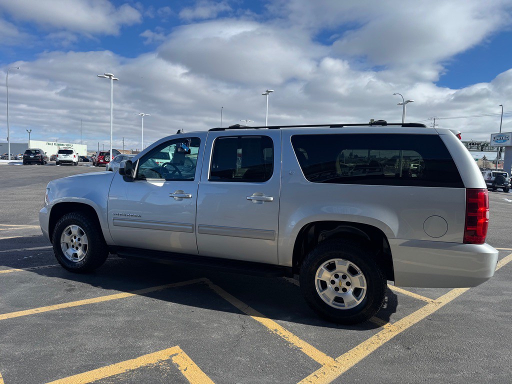 2012 Chevrolet Suburban Image 3