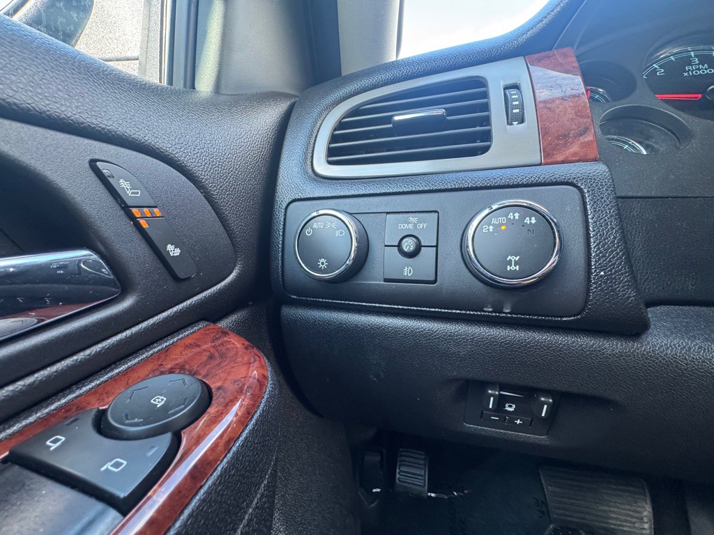 2012 Chevrolet Suburban Image 7