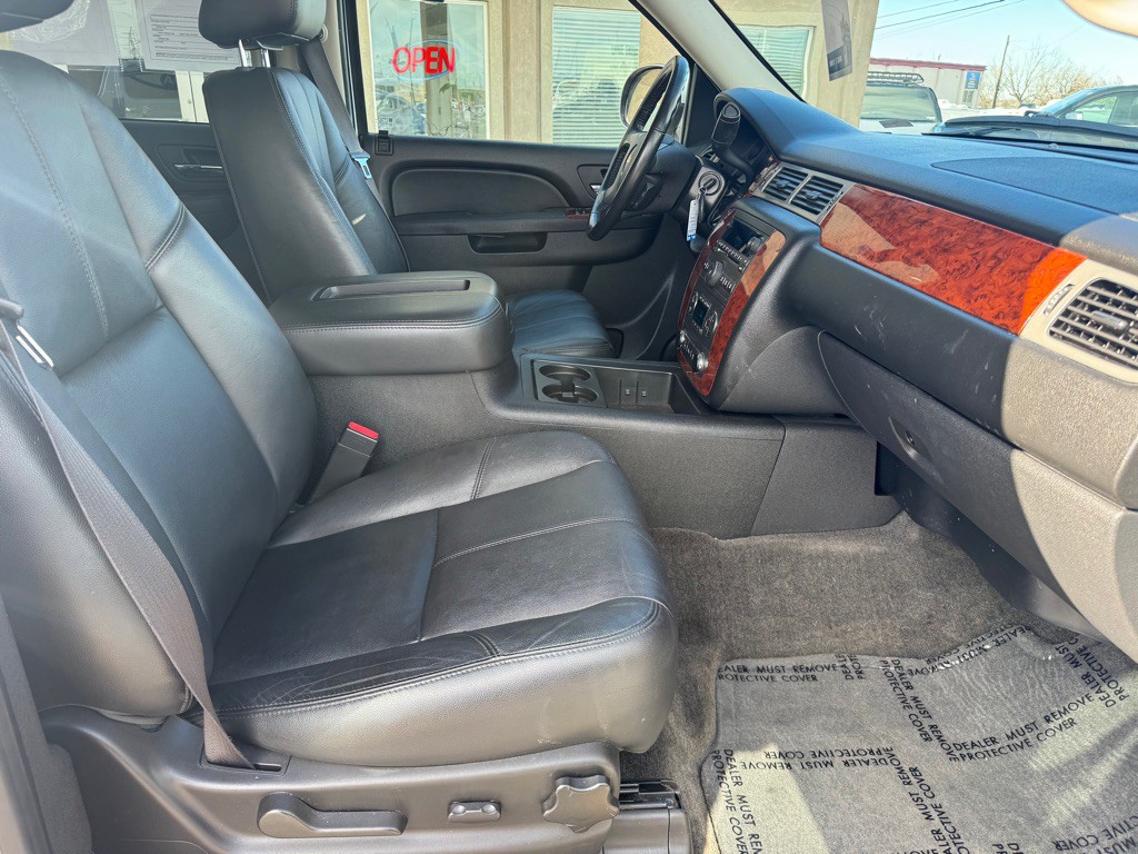2012 Chevrolet Suburban Image 11