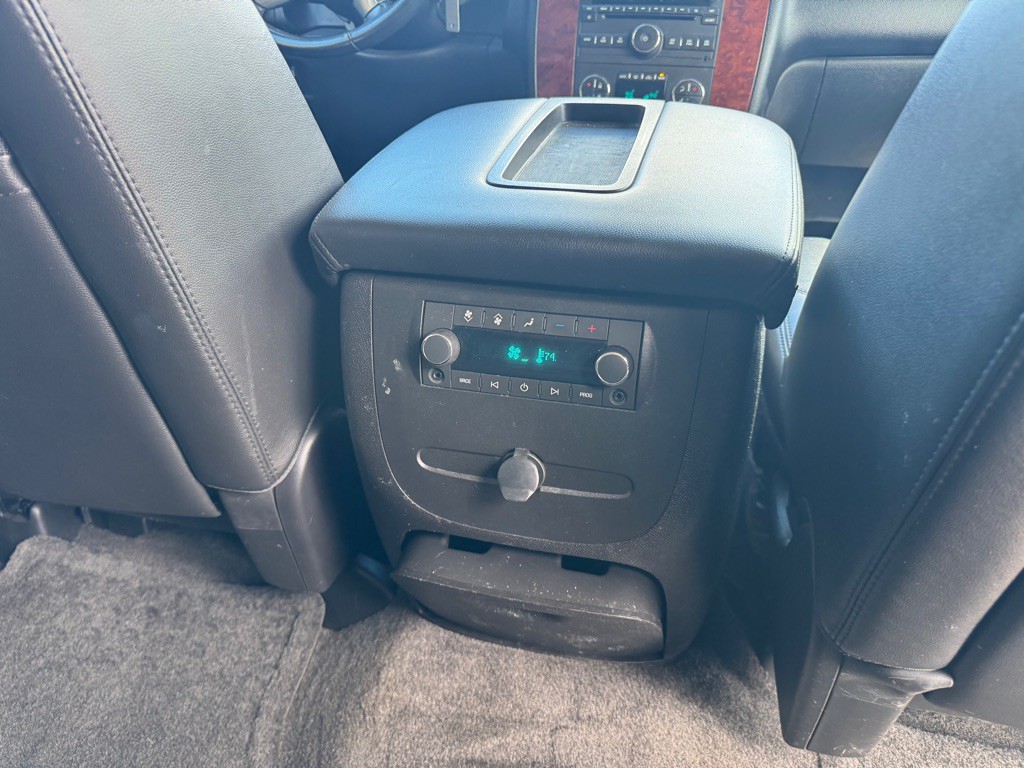 2012 Chevrolet Suburban Image 13