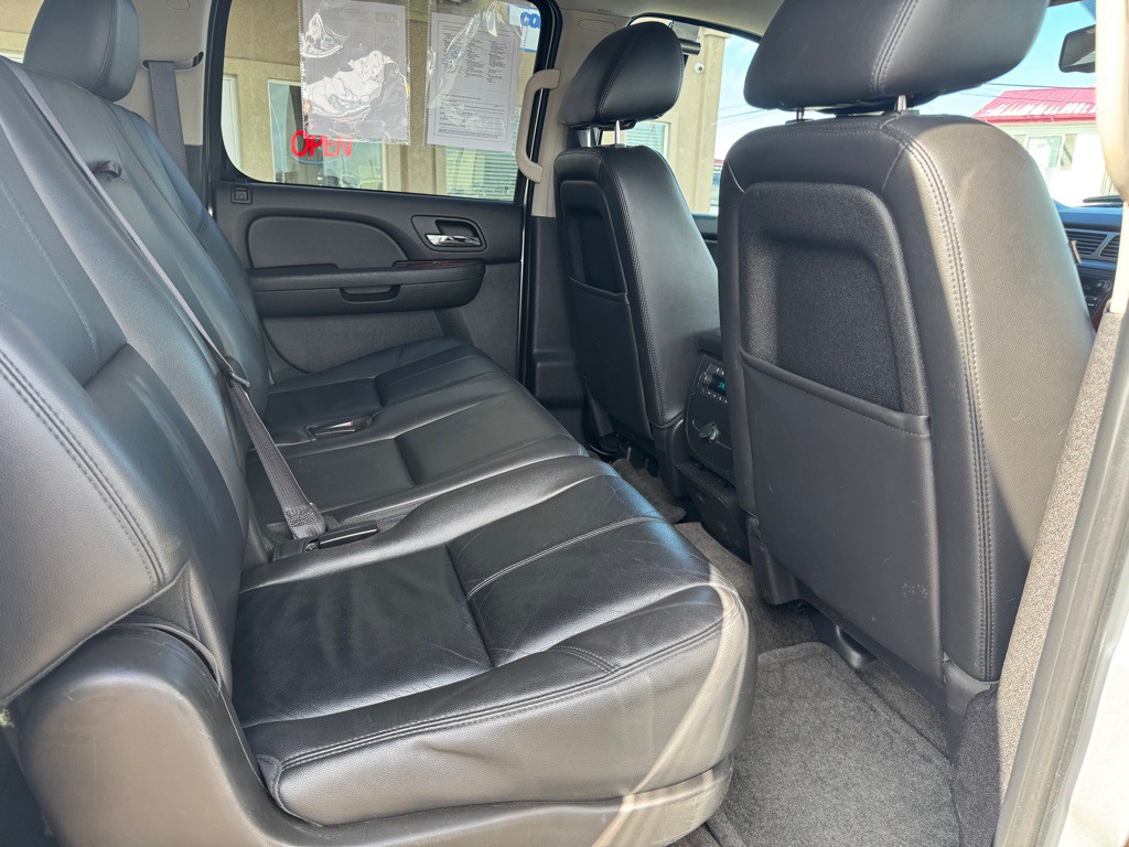 2012 Chevrolet Suburban Image 14