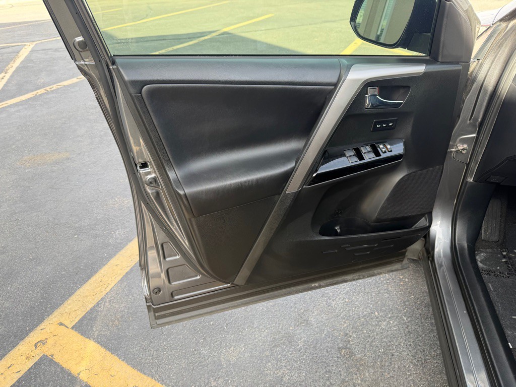 2017 Toyota Rav4 Image 6