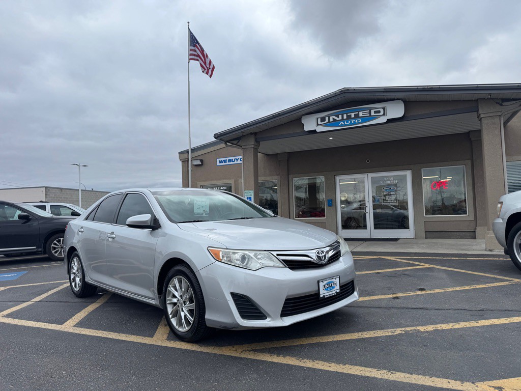2013 Toyota Camry Image 2
