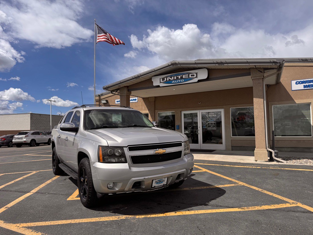 2010 Chevrolet Avalanche Image 2