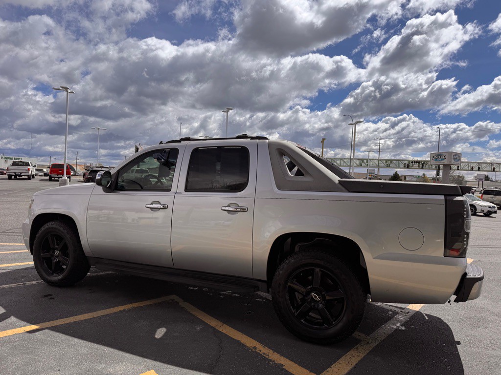 2010 Chevrolet Avalanche Image 3