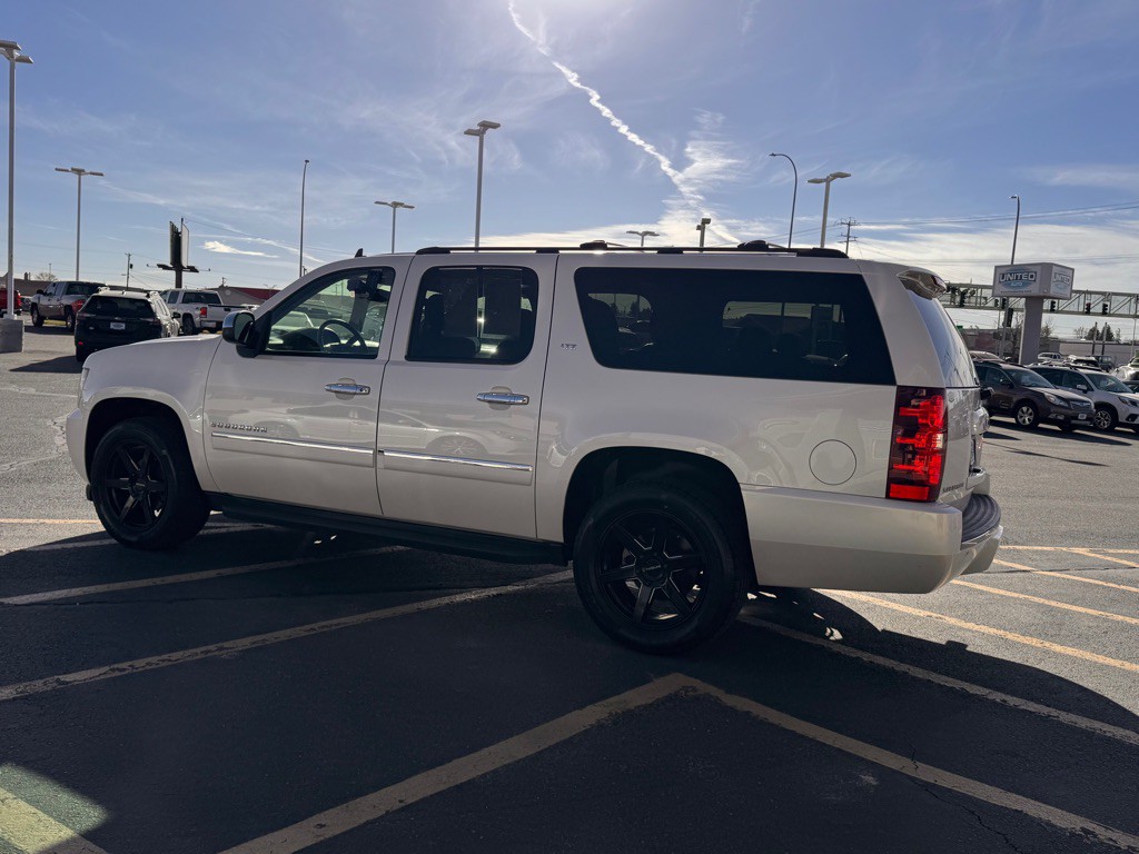 2014 Chevrolet Suburban Image 3