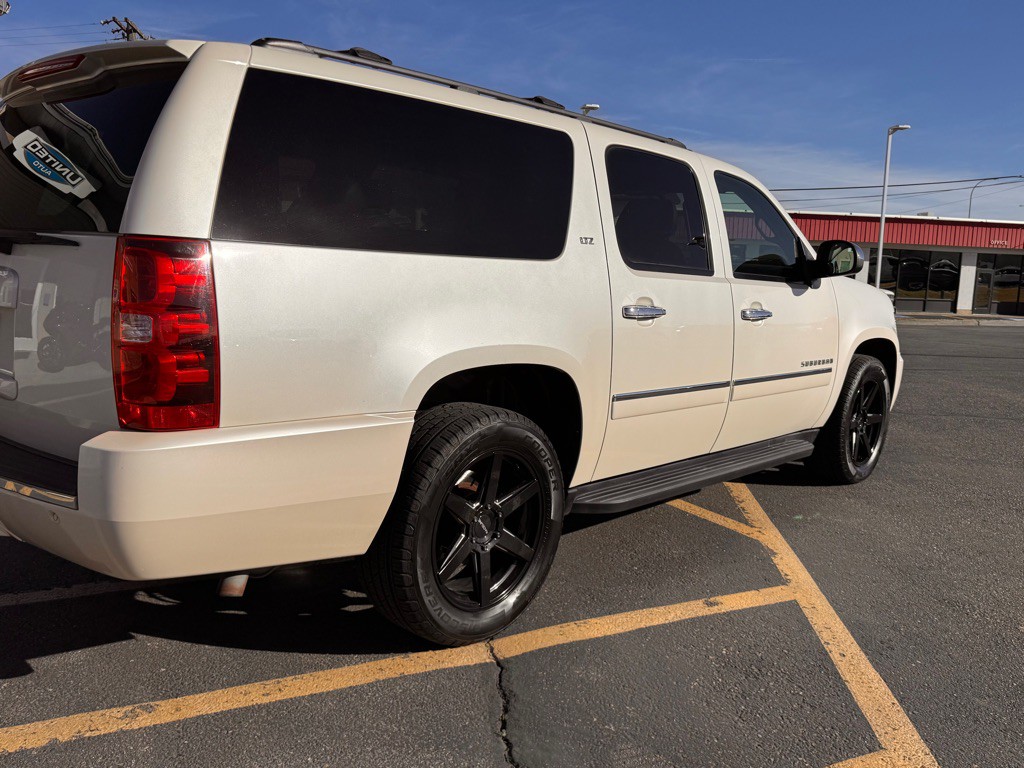 2014 Chevrolet Suburban Image 4