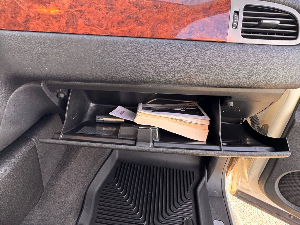 2014 Chevrolet Suburban Image 12