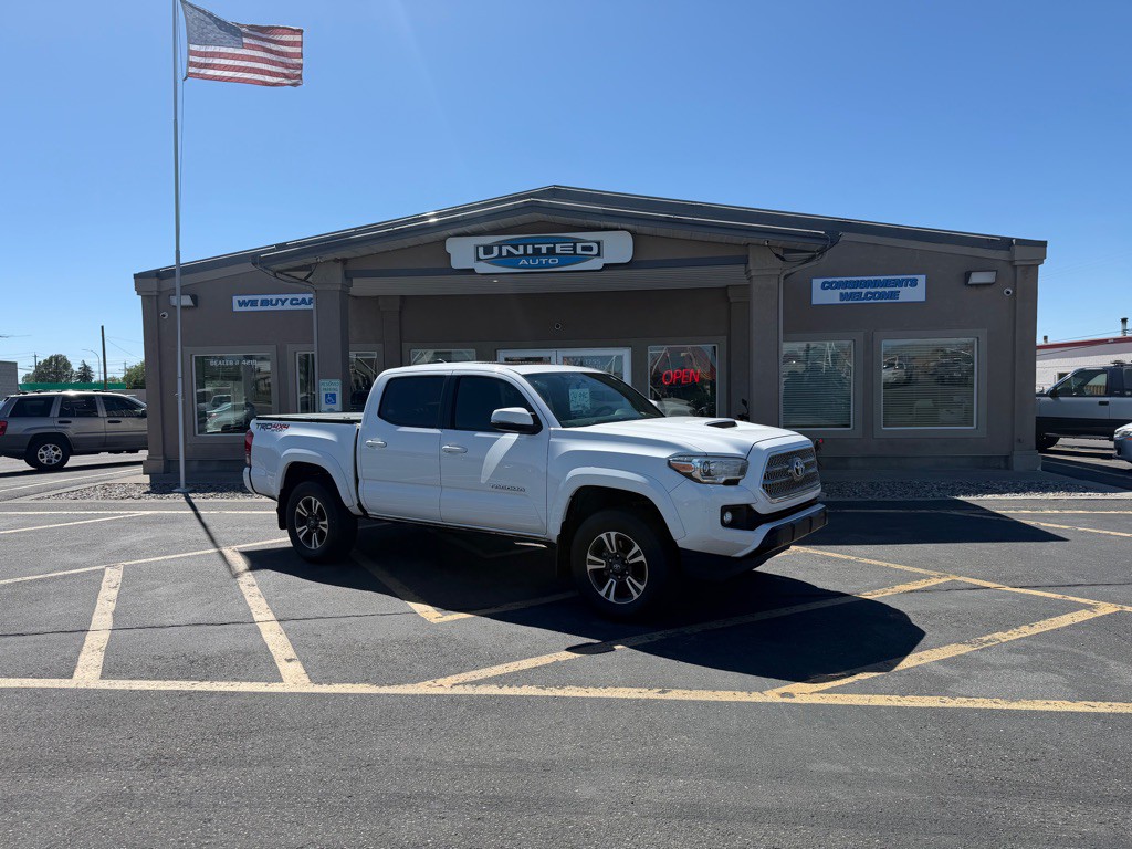 2017 Toyota Tacoma Image 1