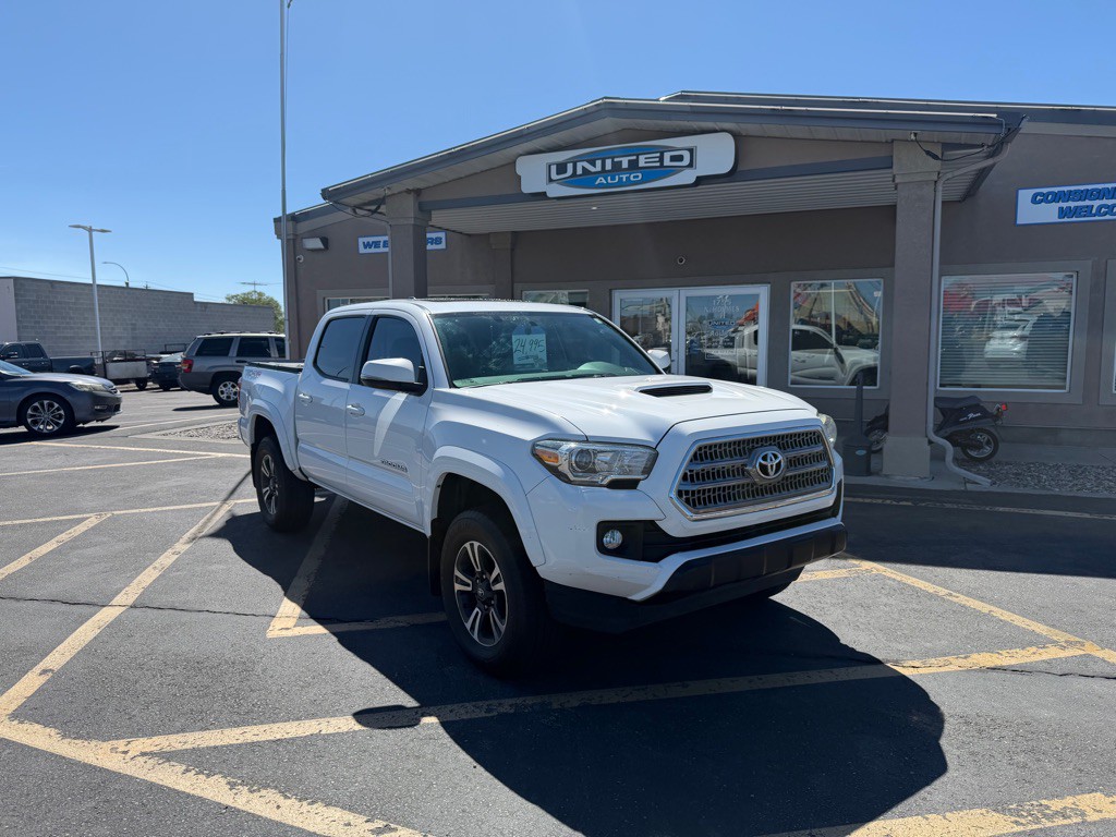 2017 Toyota Tacoma Image 2