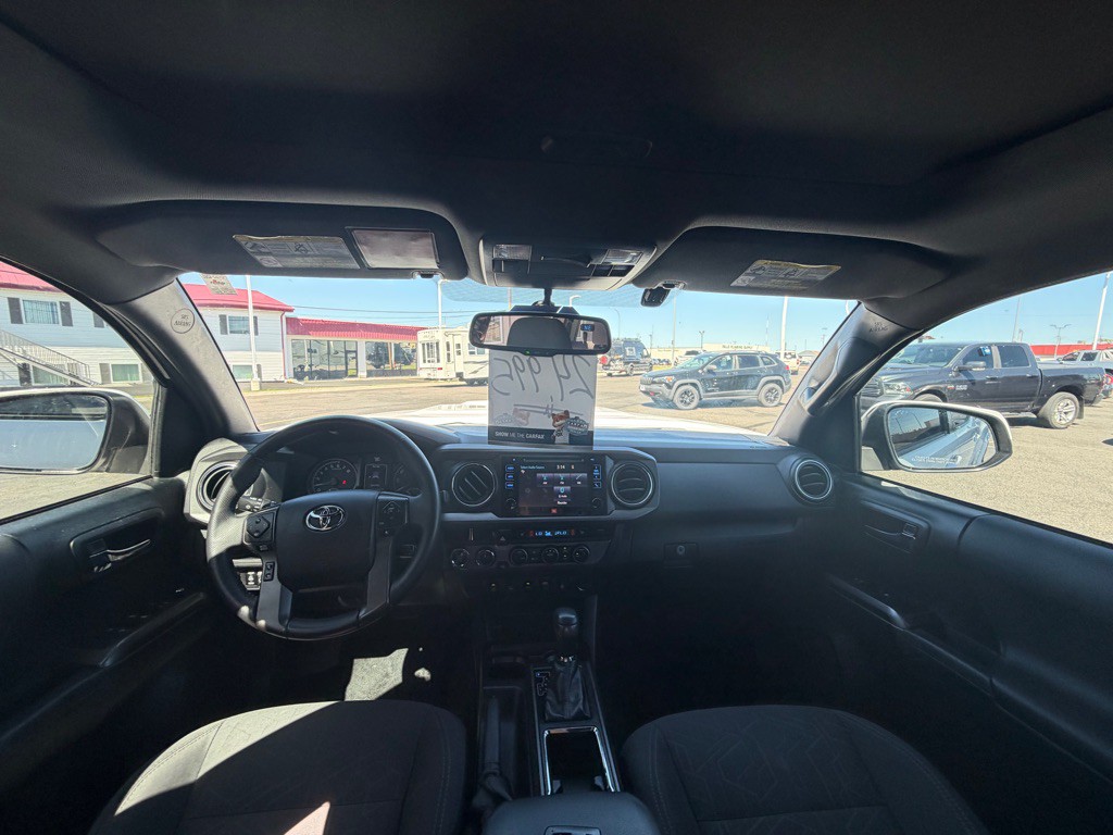 2017 Toyota Tacoma Image 16