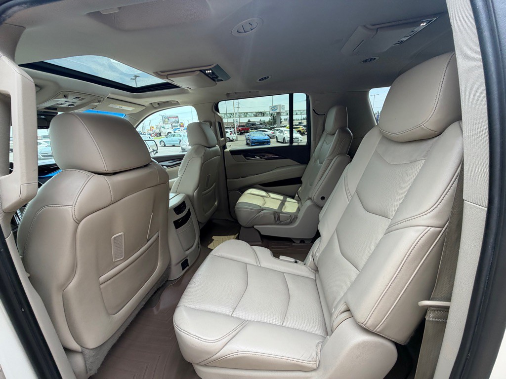 2015 Cadillac Escalade Image 19