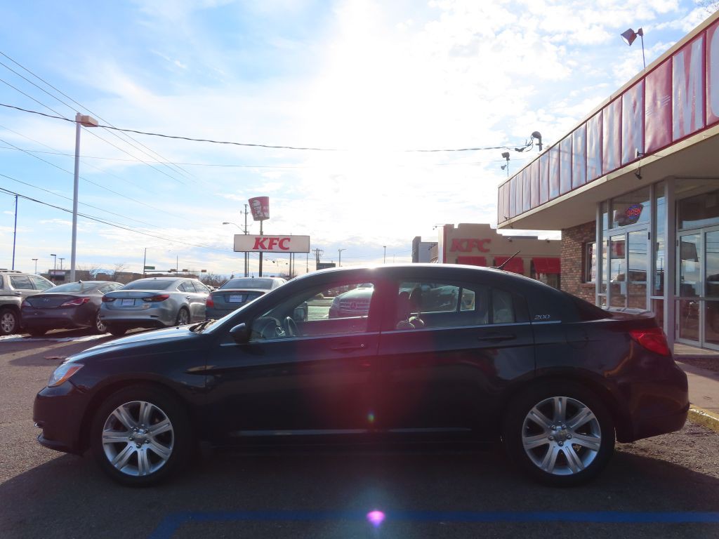 2013 Chrysler 200 Image 2