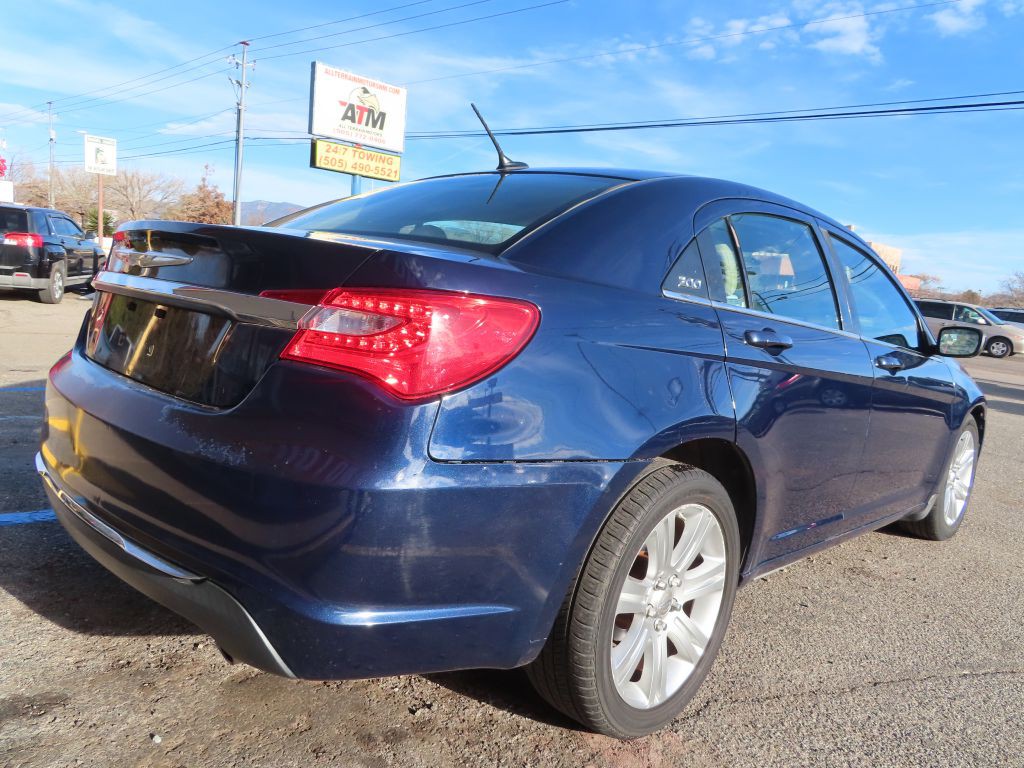 2013 Chrysler 200 Image 8