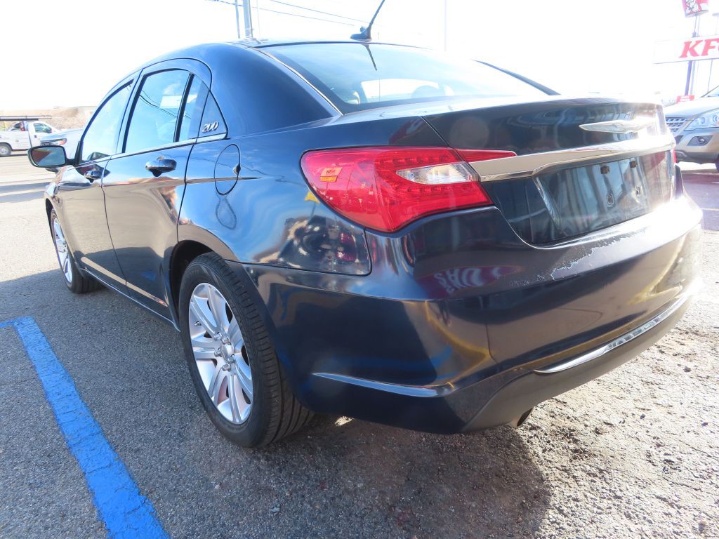 2013 Chrysler 200 Image 9