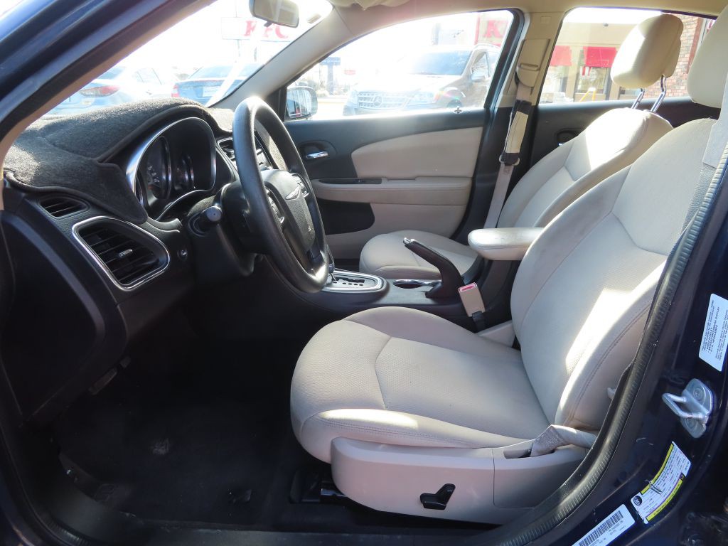 2013 Chrysler 200 Image 10