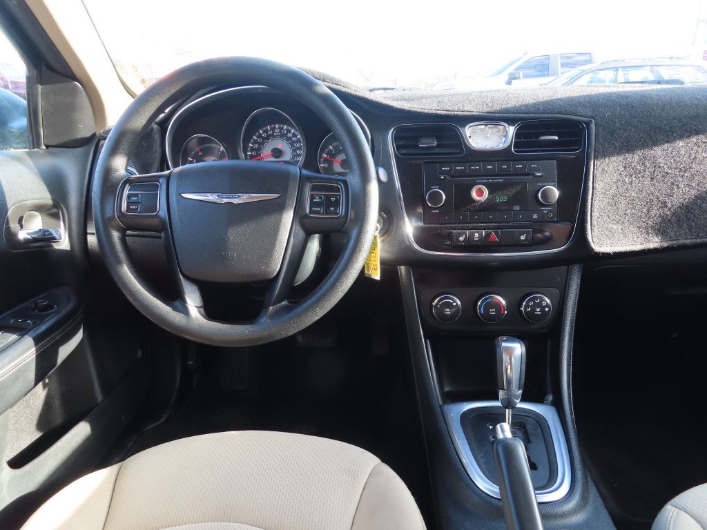 2013 Chrysler 200 Image 11