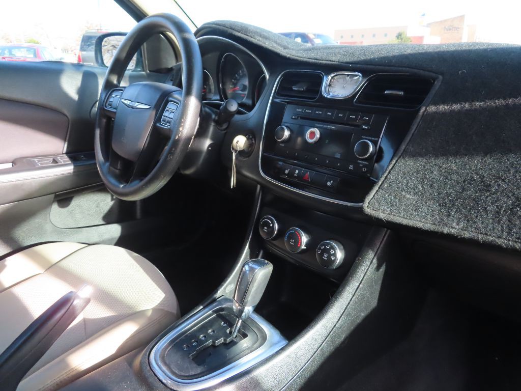 2013 Chrysler 200 Image 12