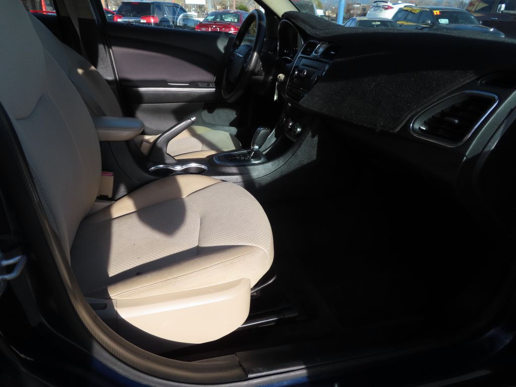 2013 Chrysler 200 Image 13