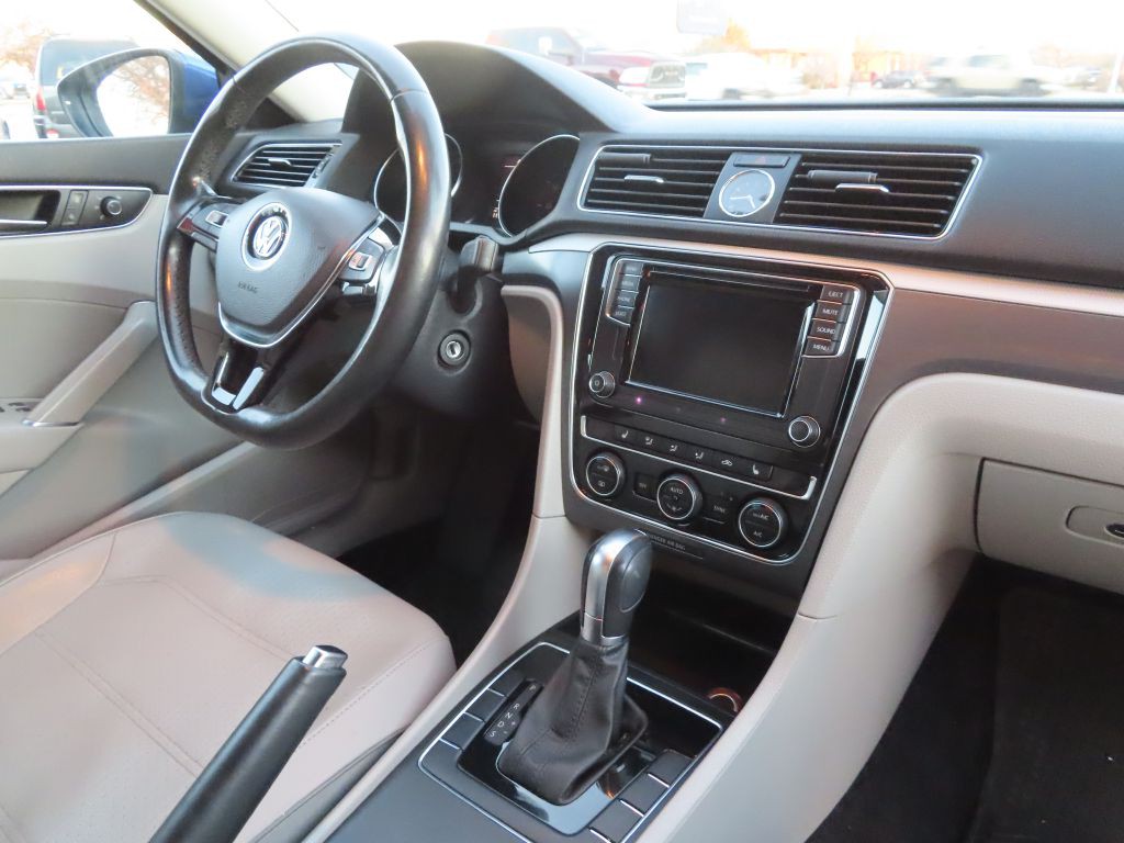 2017 Volkswagen Passat Image 9