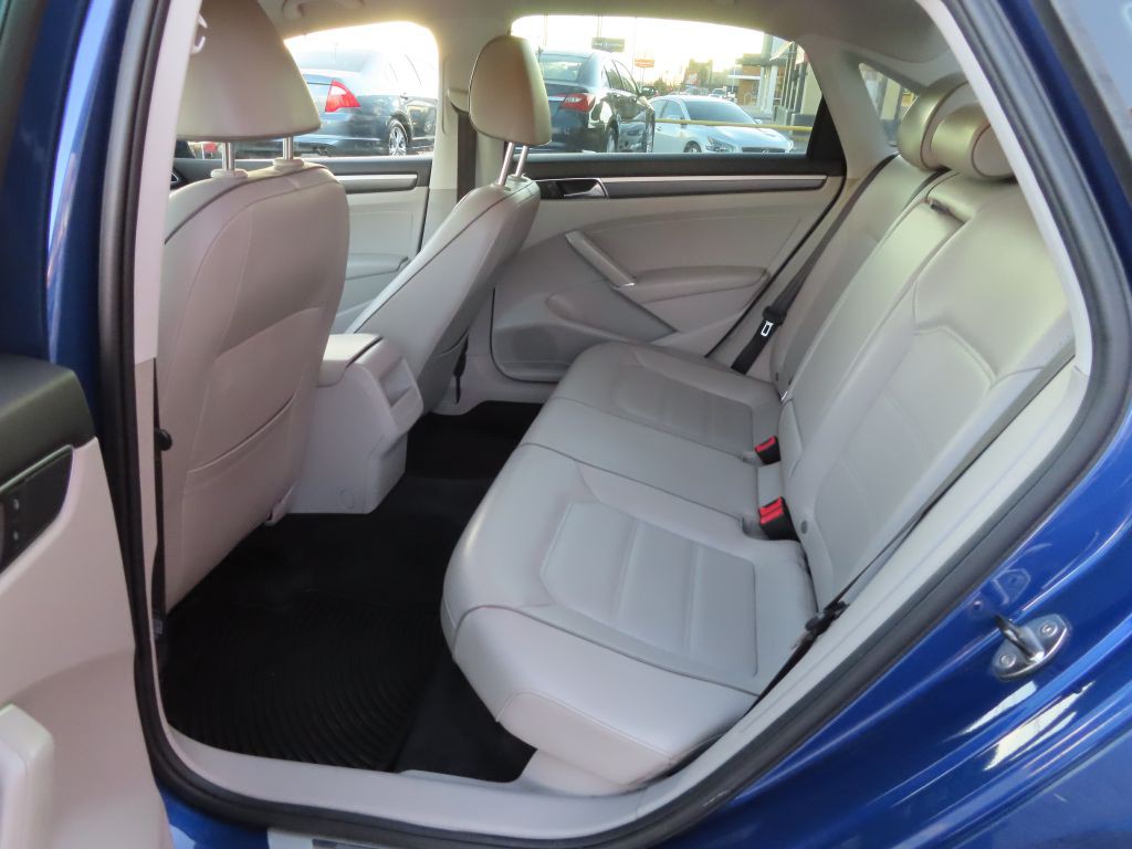 2017 Volkswagen Passat Image 11
