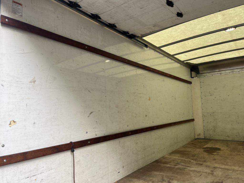 2021 GMC Savana Image 20