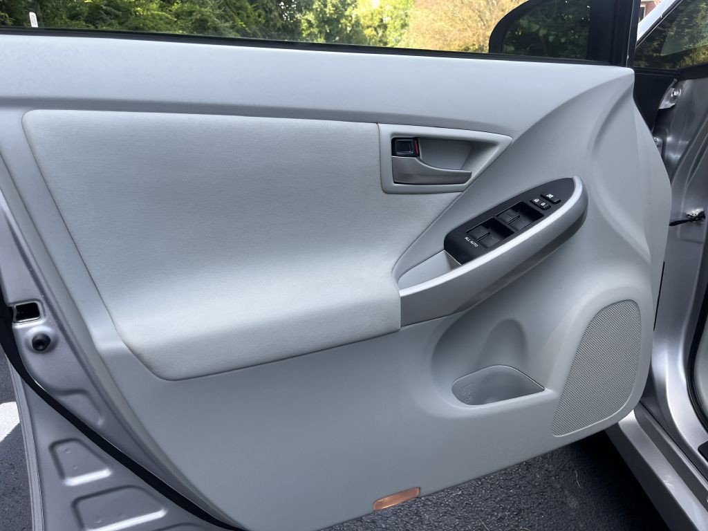 2013 Toyota Prius Image 11