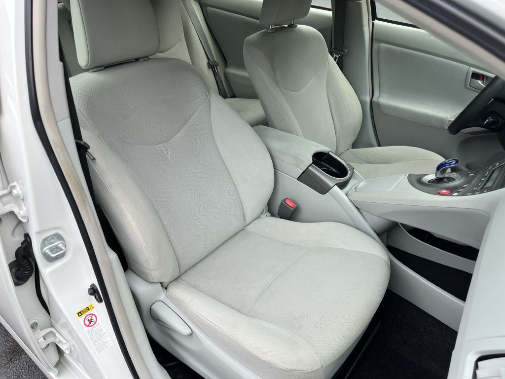 2015 Toyota Prius Image 16