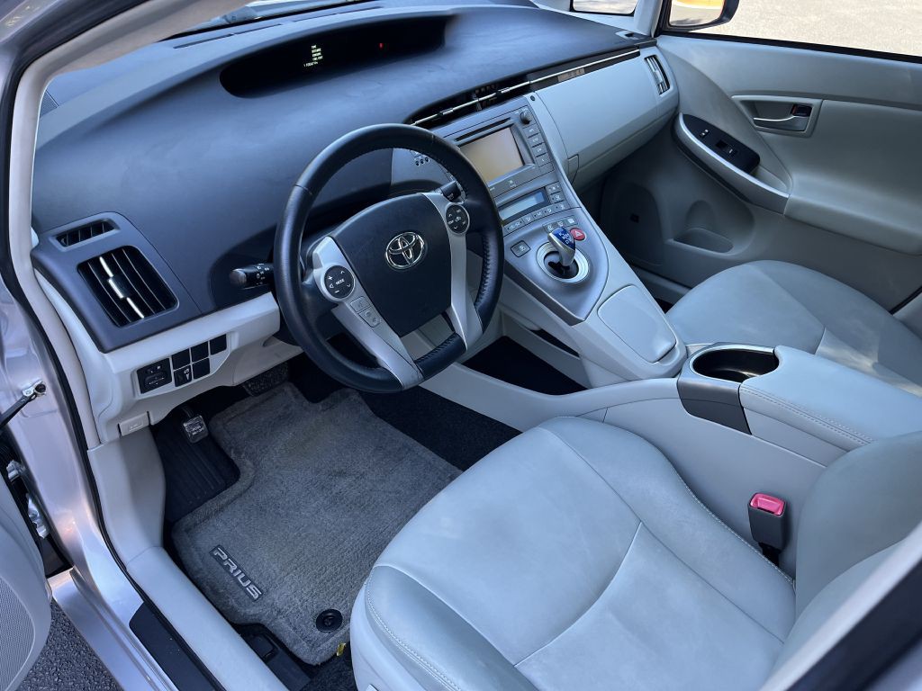 2013 Toyota Prius Image 9