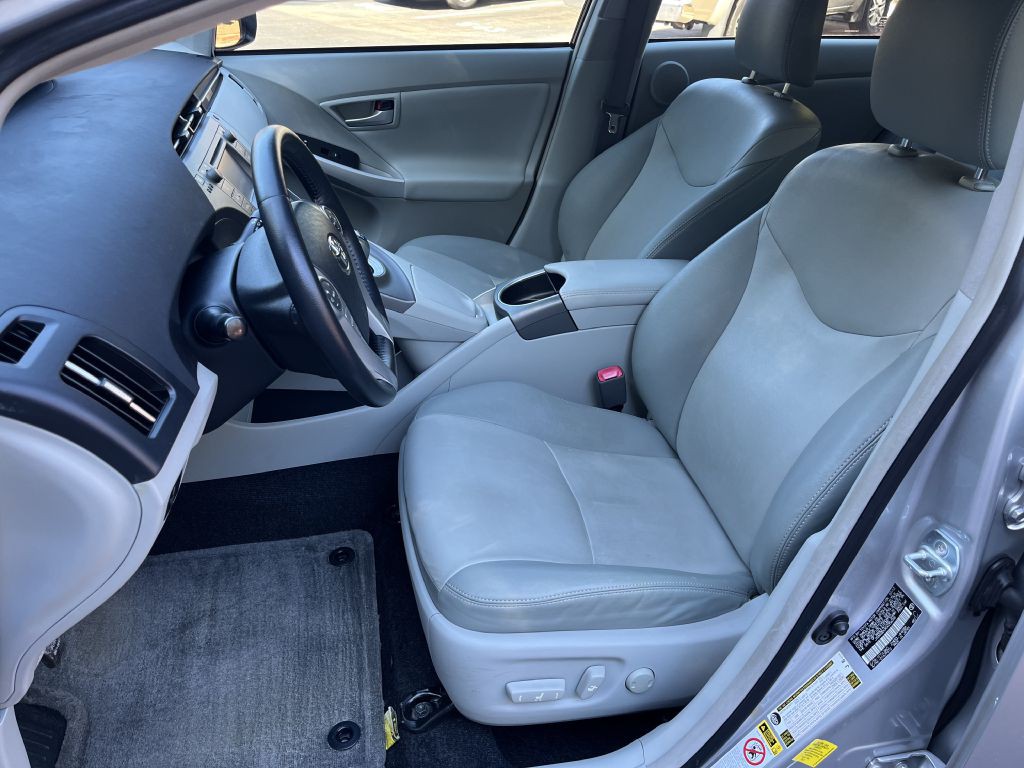 2013 Toyota Prius Image 10