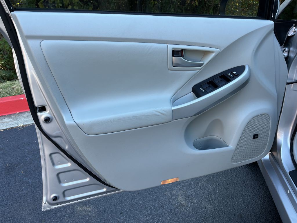 2013 Toyota Prius Image 11