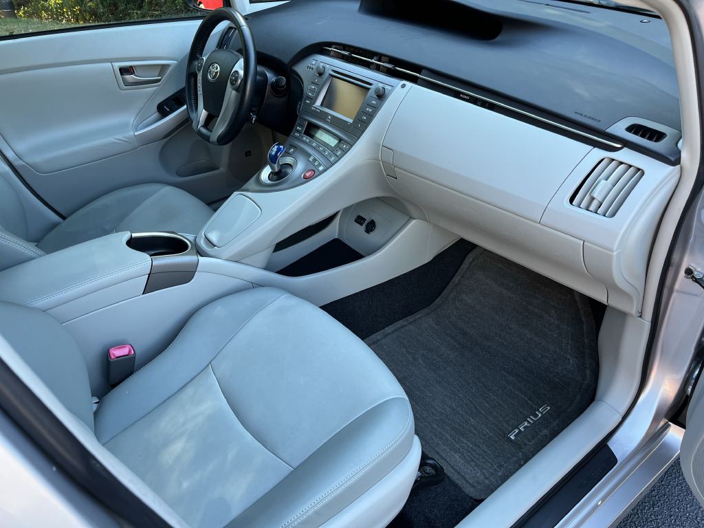 2013 Toyota Prius Image 16